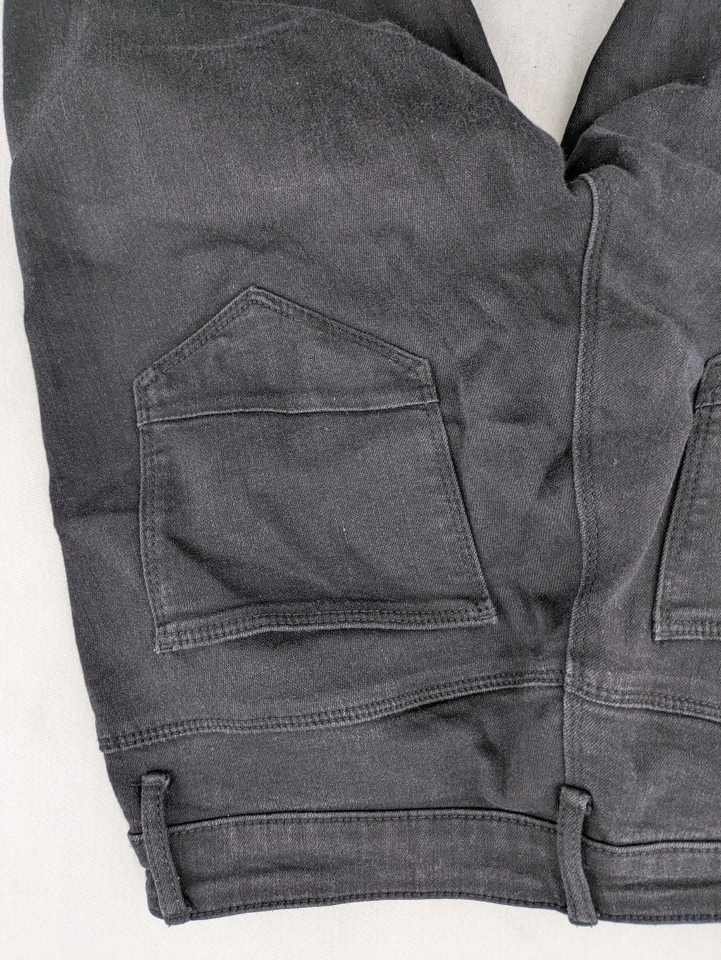 ONLY black skinny ankle jeans with zipper details and classic 5-pocket design.