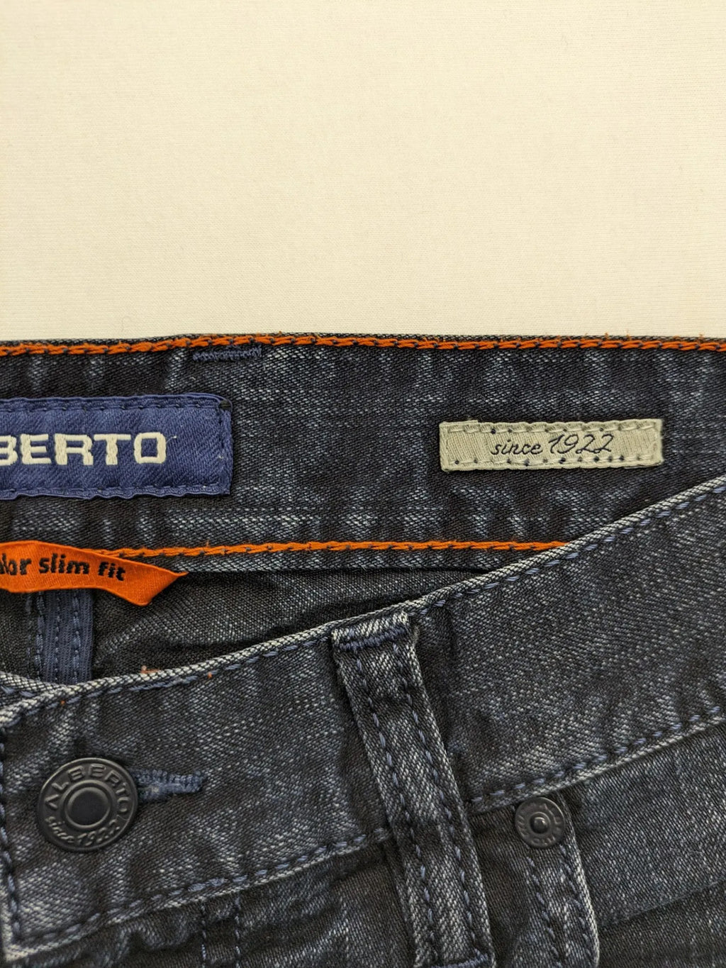 ALBERTO straight jeans dark blue five-pocket style with zipper, made from stretch denim.