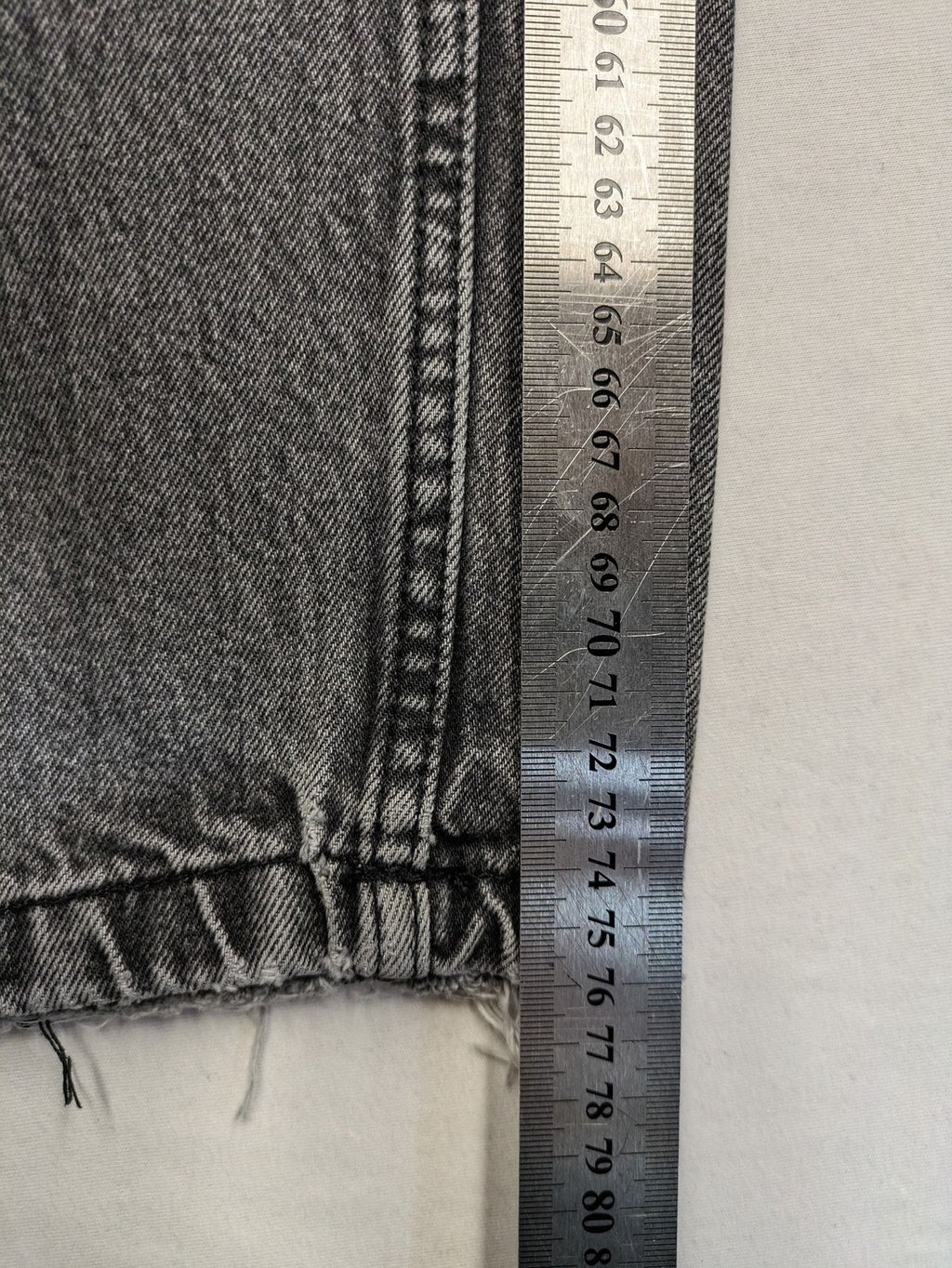 Retro black straight jeans washed denim vintage look with baggy fit and distressed details.