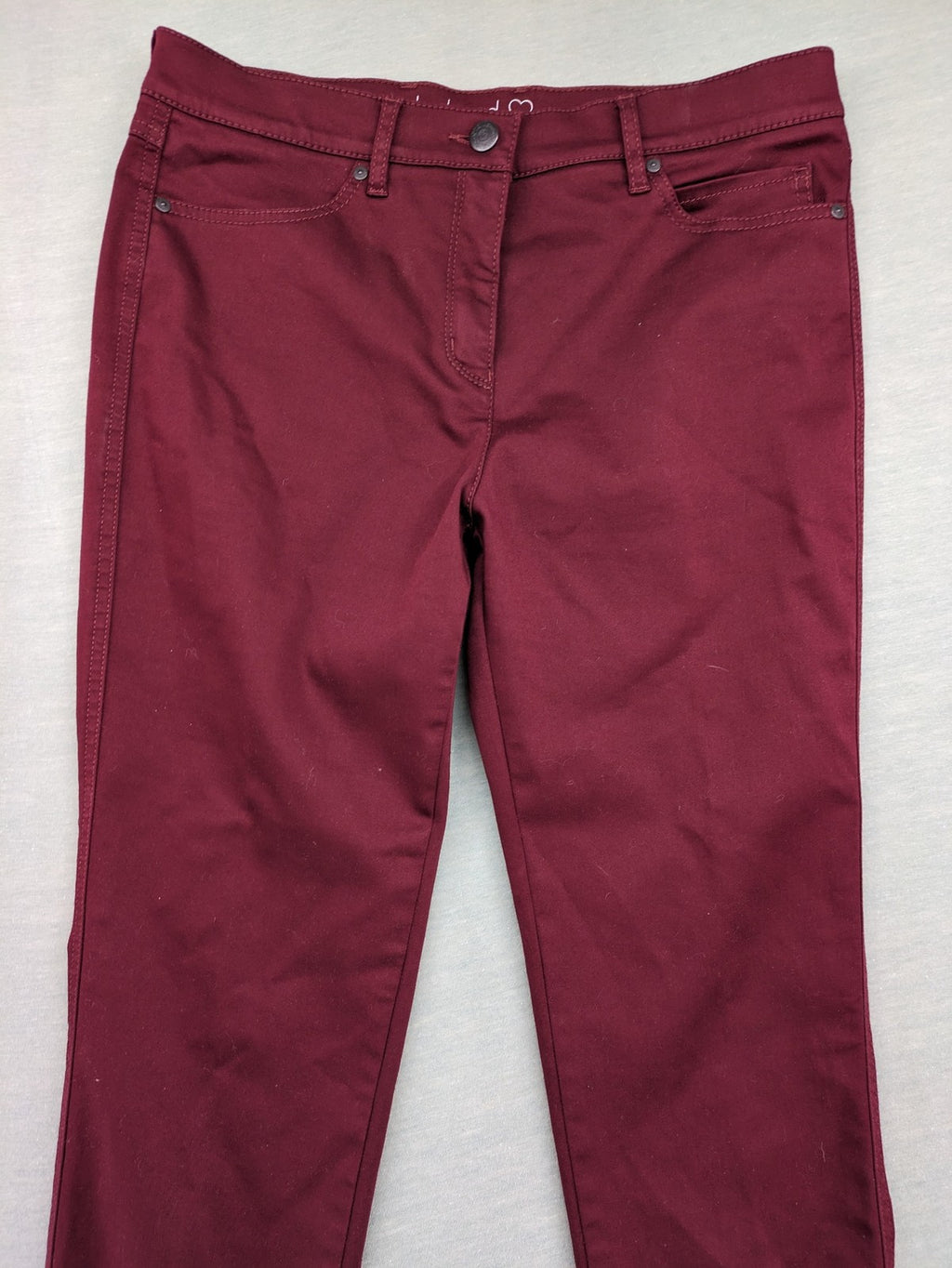 TONI burgundy straight jeans CS-Slim-Fit with subtle rhinestone detail on pocket.