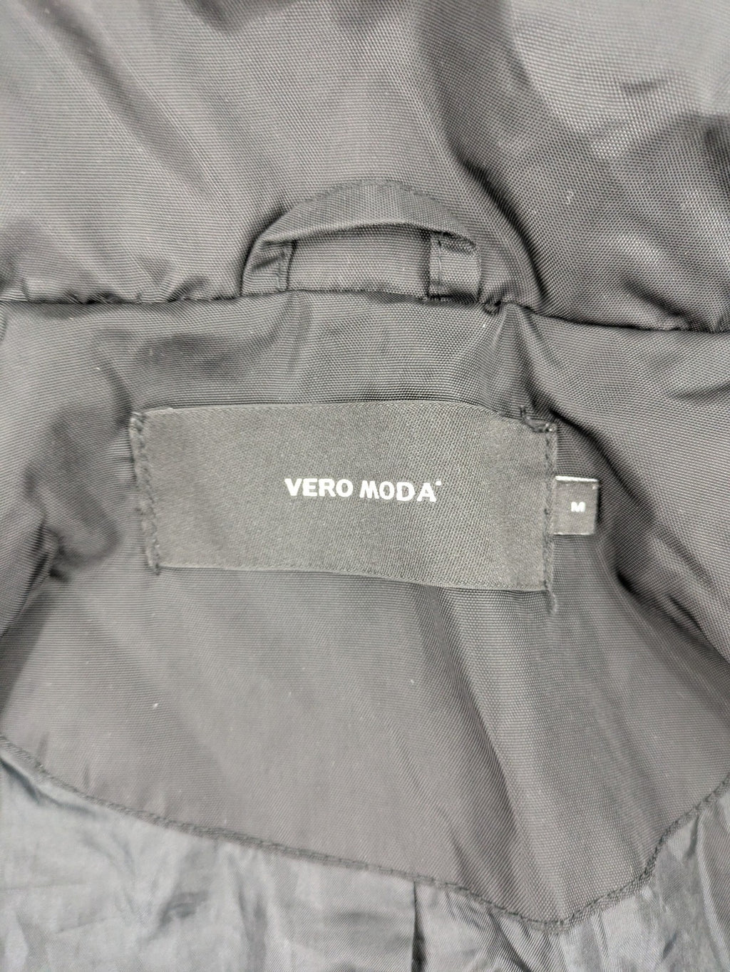 Vero Moda black quilted jacket with hood, reflective stripes, nylon material.