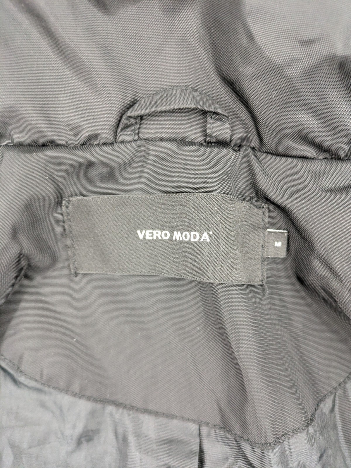 Vero Moda black quilted jacket with hood, reflective stripes, nylon material.