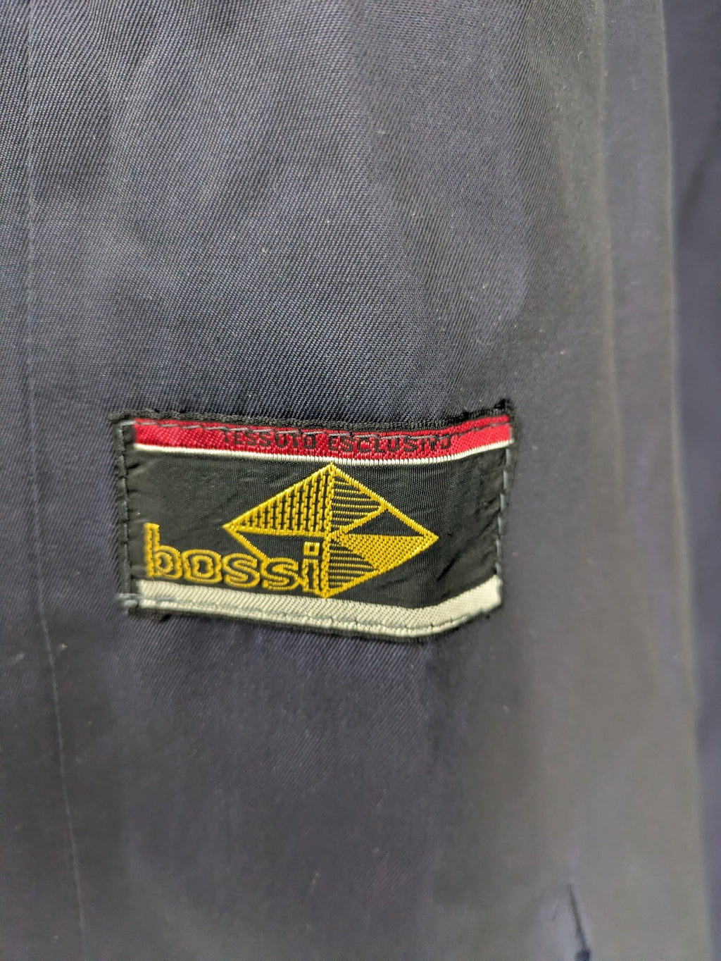 Freic navy trench coat single-breasted design with elegant collar and buttoned flap pockets.