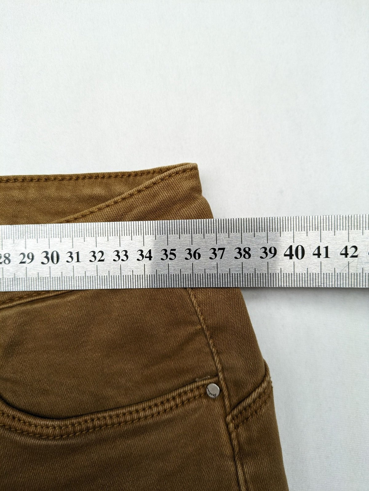Pin Up khaki skinny jeans classic 5-pocket design with zipper and button closure
