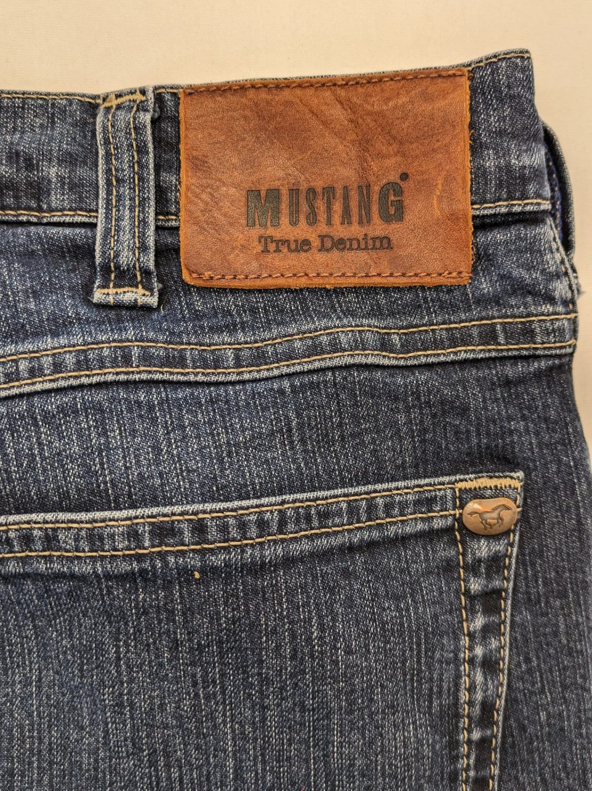 Mustang straight jeans blue dark wash, robust True Denim, classic fit, zipper closure.