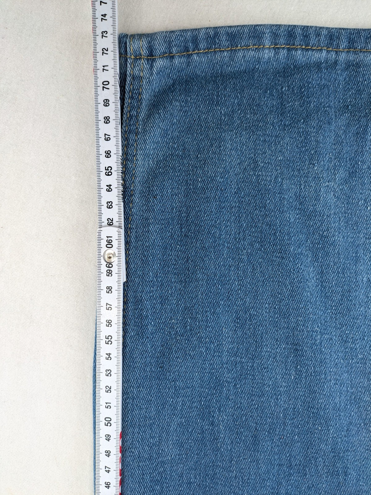Straight Leg blue straight jeans high waist with classic denim material and button closure.
