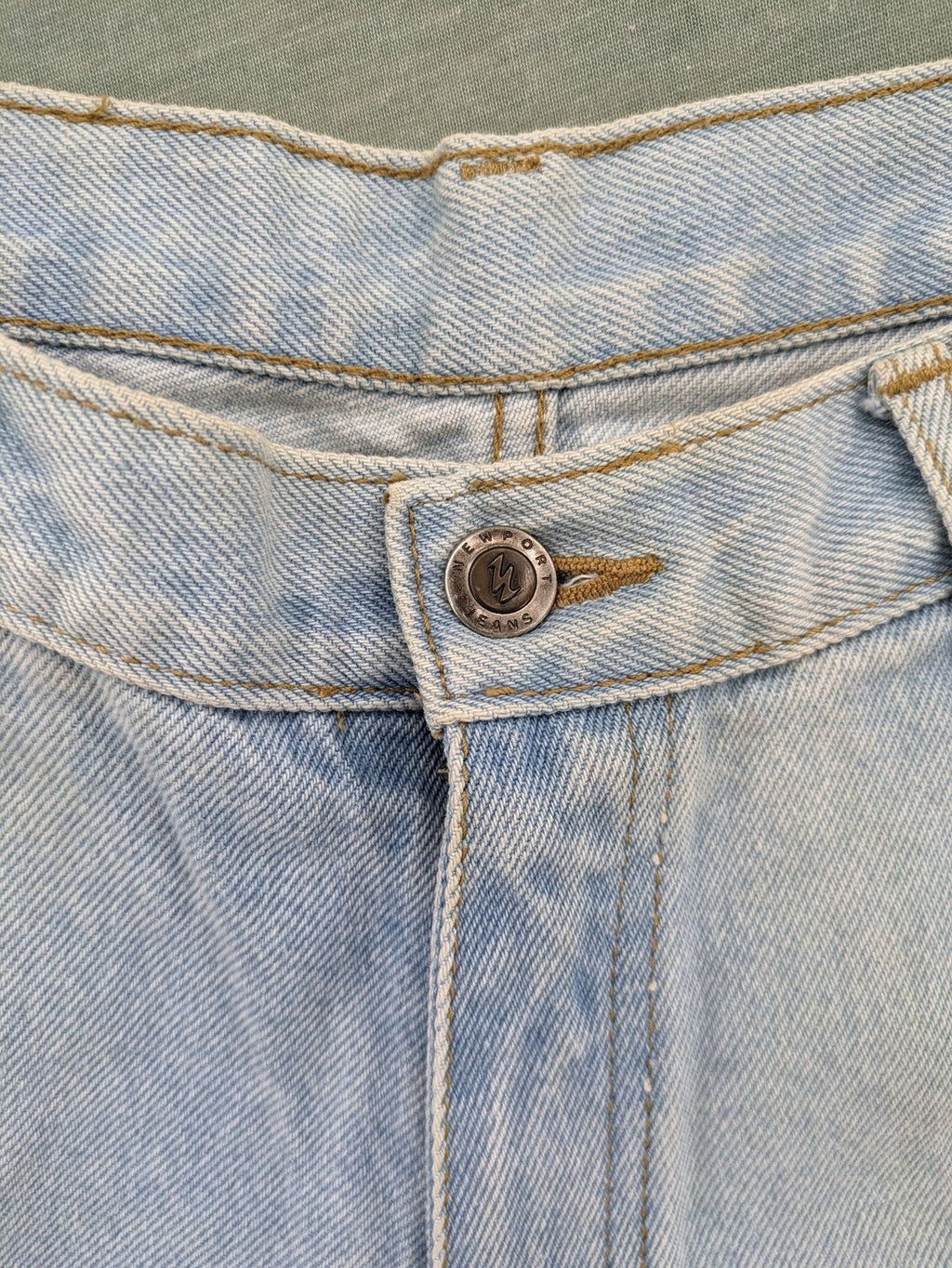 Newport straight jeans light blue 5-pocket design made from 100% cotton.