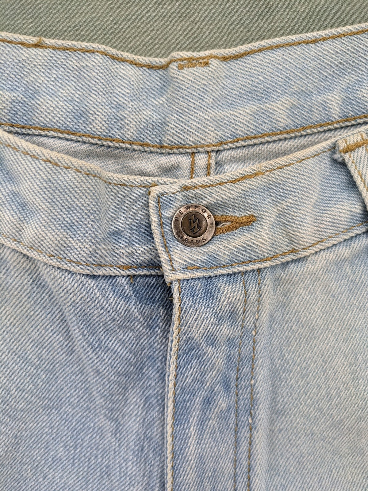 Newport straight jeans light blue 5-pocket design made from 100% cotton.