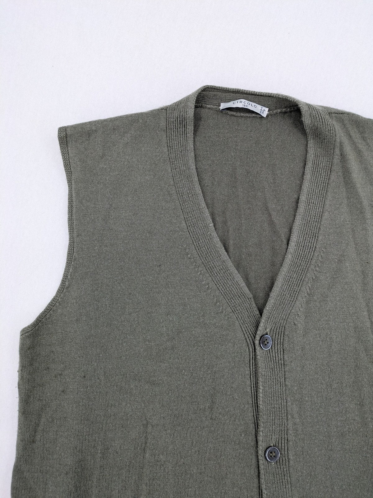 Circolo green vest with V-neck, button closure, made from merino wool and silk blend.