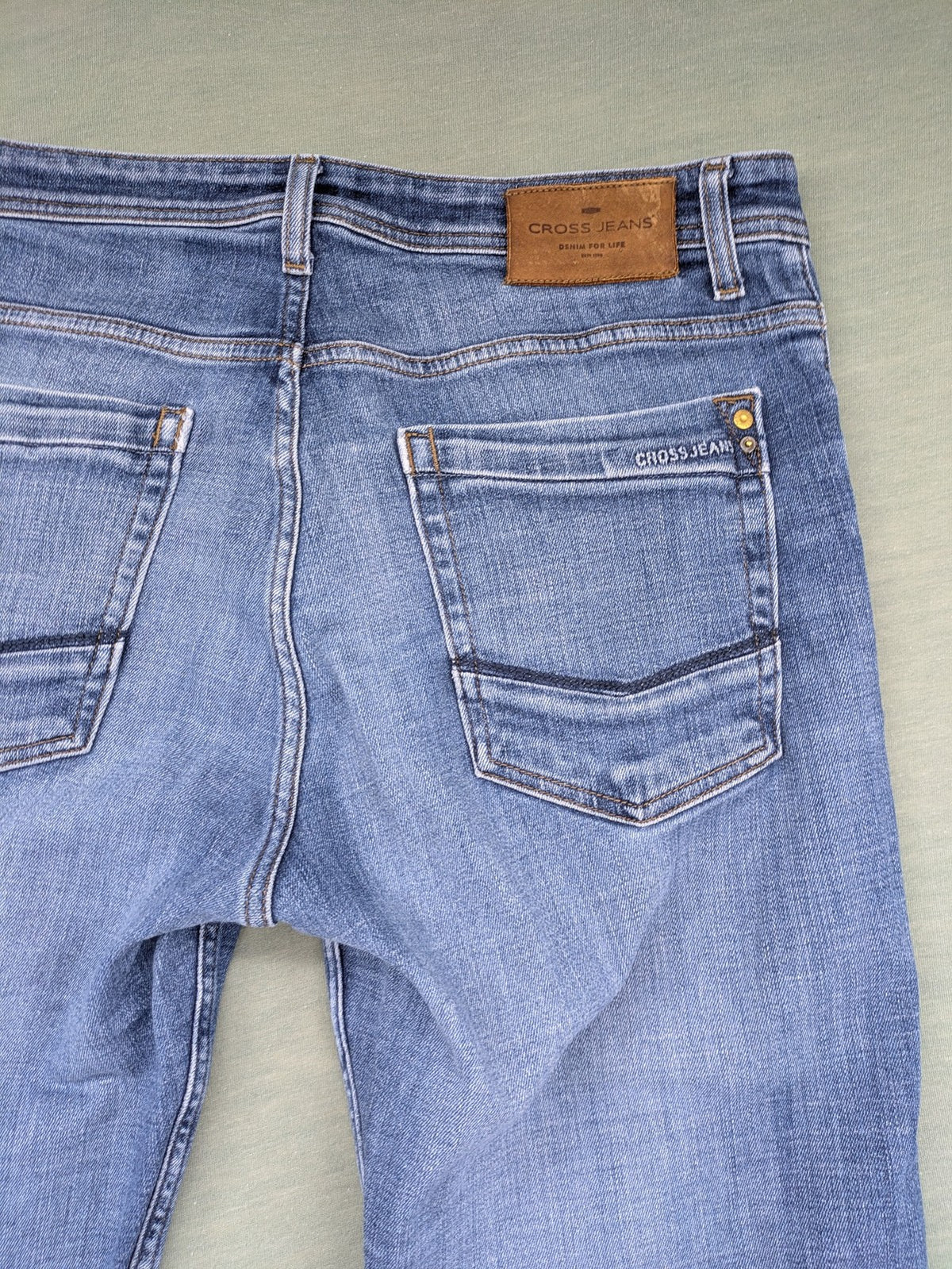 Cross Jeans blue straight fit denim jeans, classic five-pocket design, medium wash.