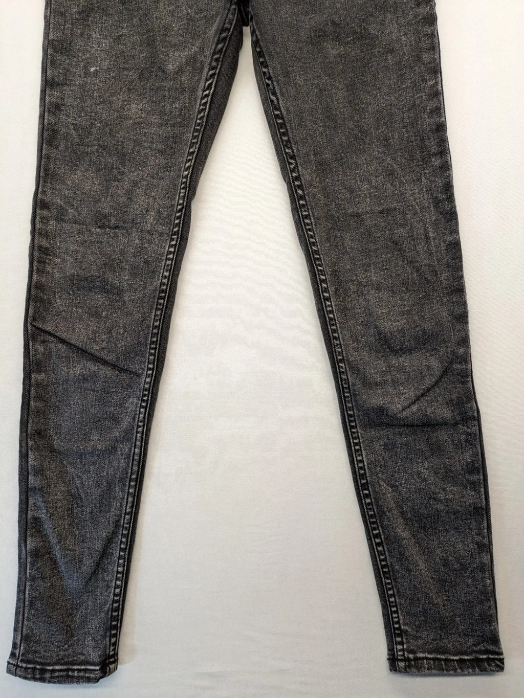 Bershka grey-black skinny jeans high waist acid wash with classic 5-pocket design.