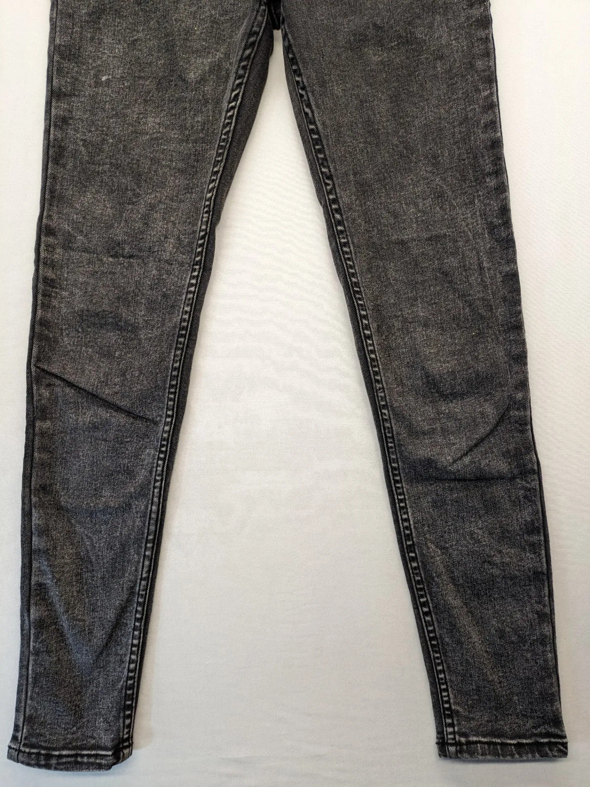 Bershka grey-black skinny jeans high waist acid wash with classic 5-pocket design.