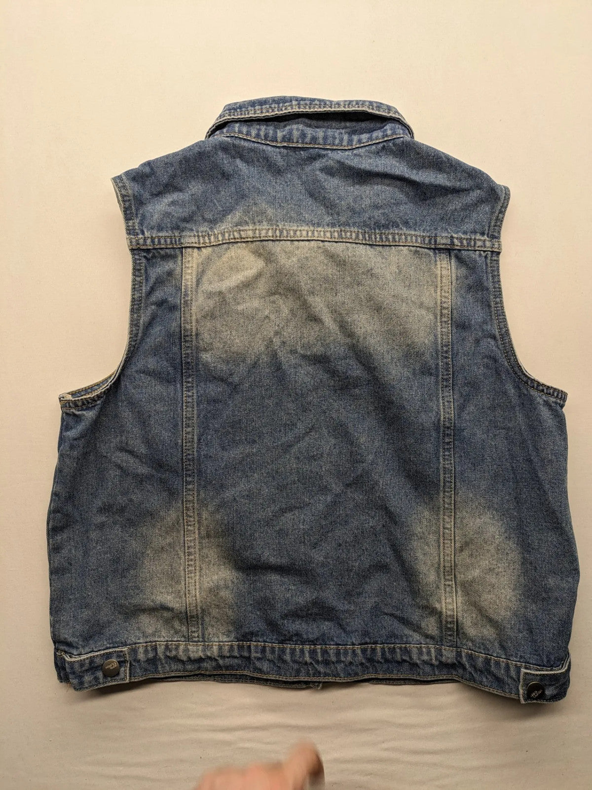 Damen Jeansjacke blau ärmellos mit Perlenverzierung, distressed Details und Knopfleiste.