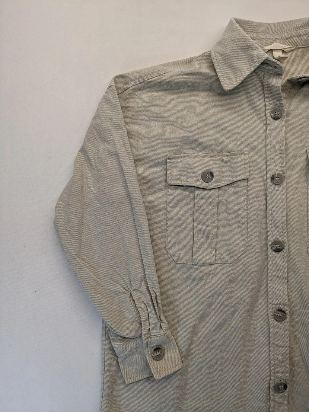 H&M beige overshirt jacket, classic collar, button-down front, two chest pockets, cotton material.
