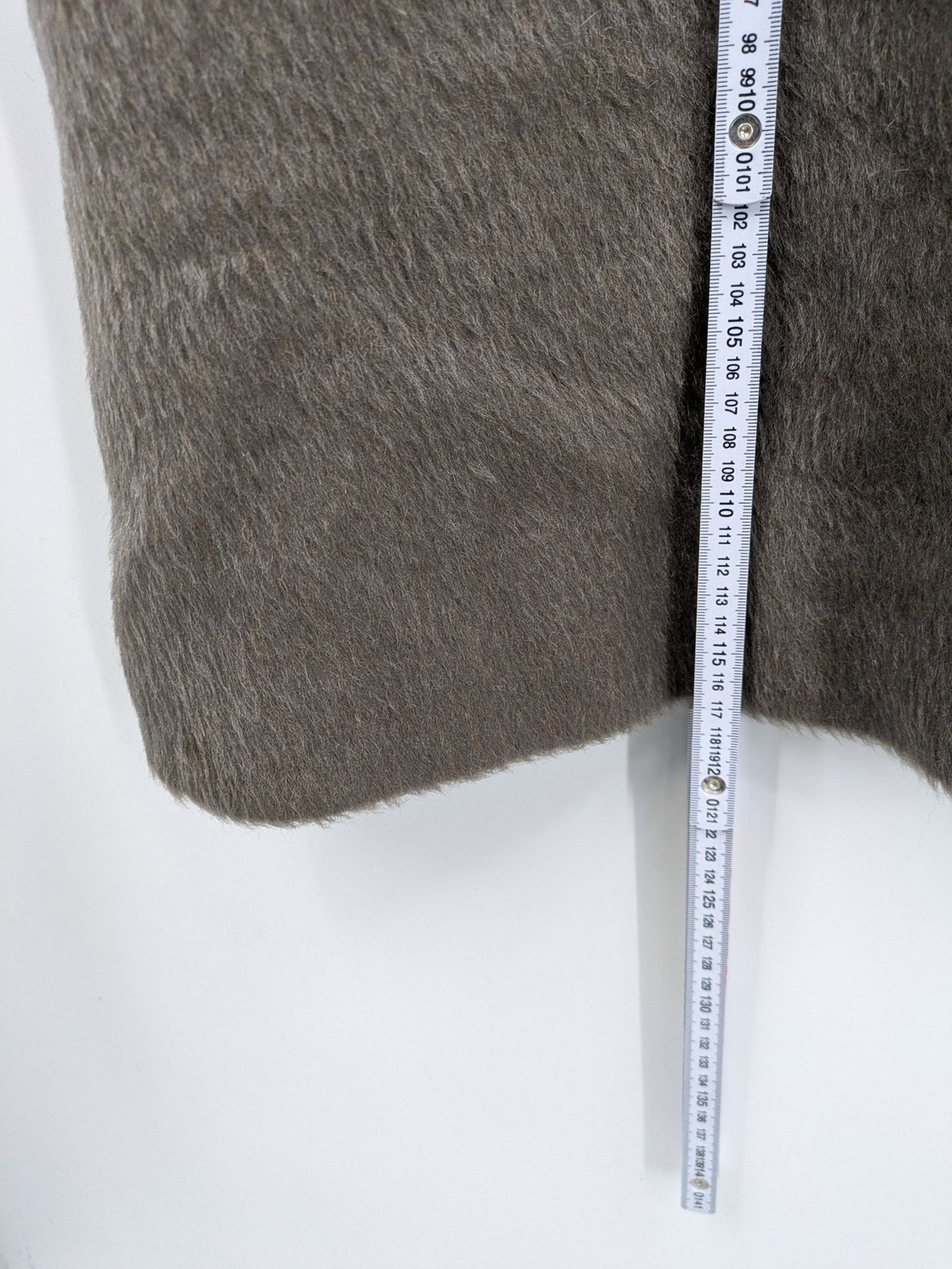 Lama brown vintage coat with fur collar, textured llama-mohair blend, elegant silhouette.