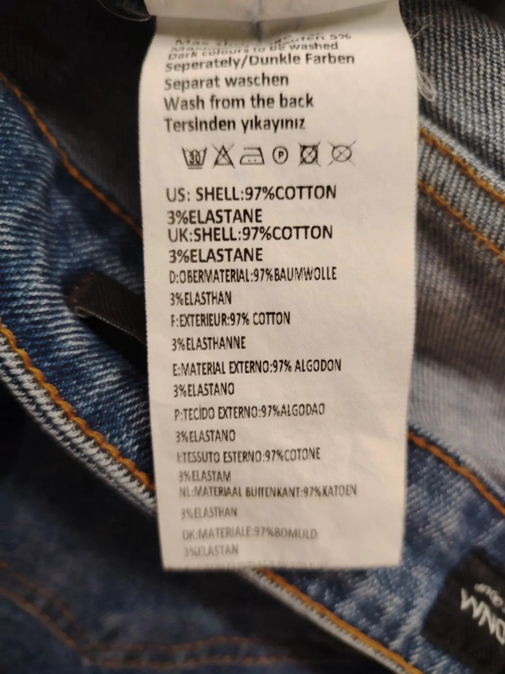 Damen blue skinny jeans with ripped details, five-pocket style, and classic button closure.