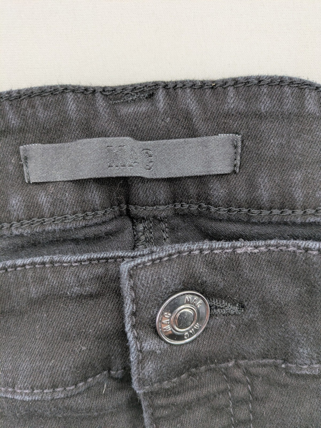 MAC straight leg jeans grey five-pocket design with classic cut and zipper fly.