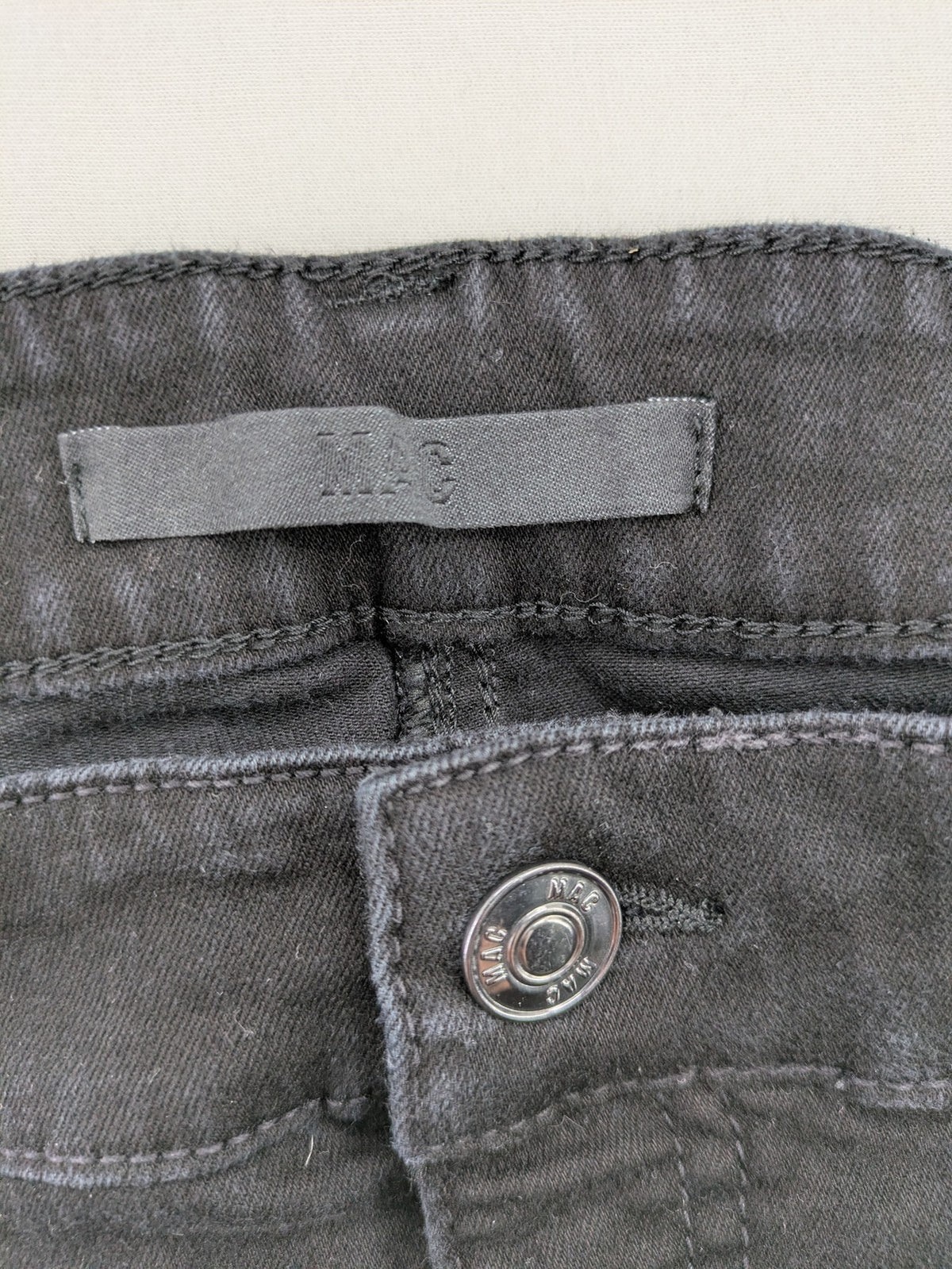 MAC straight leg jeans grey five-pocket design with classic cut and zipper fly.