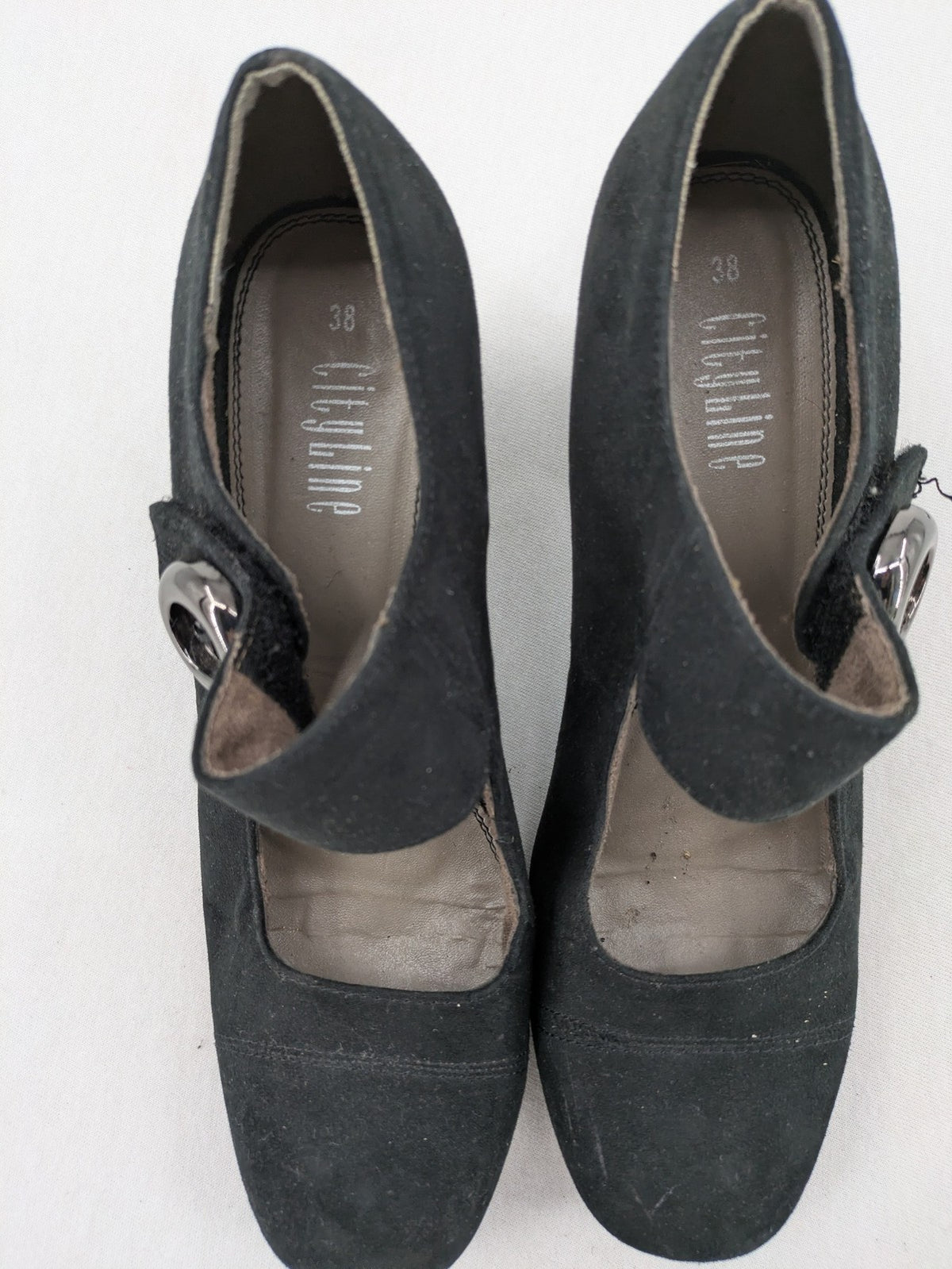Elegante black high heels Mary Jane style with decorative button and block heel.