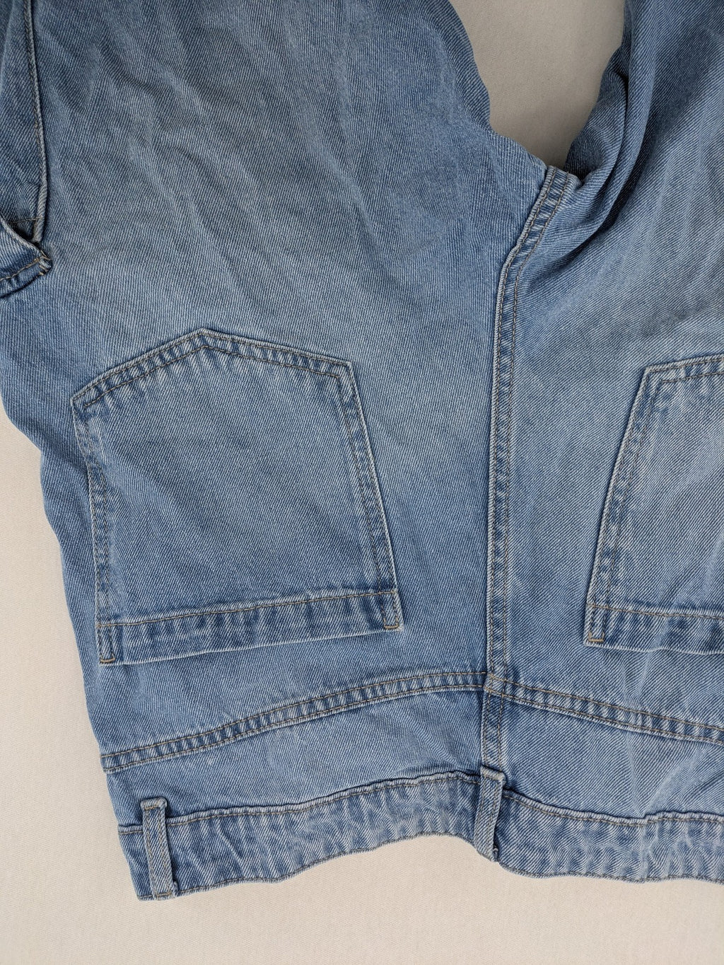 ONLY blue straight jeans with multiple pockets and zipper/button closure, made of 100% cotton.