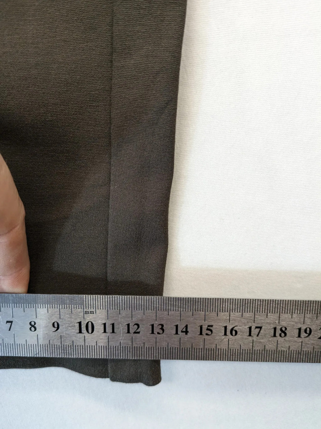 H&M khaki pants with front seam detail and stretchy material for comfort.