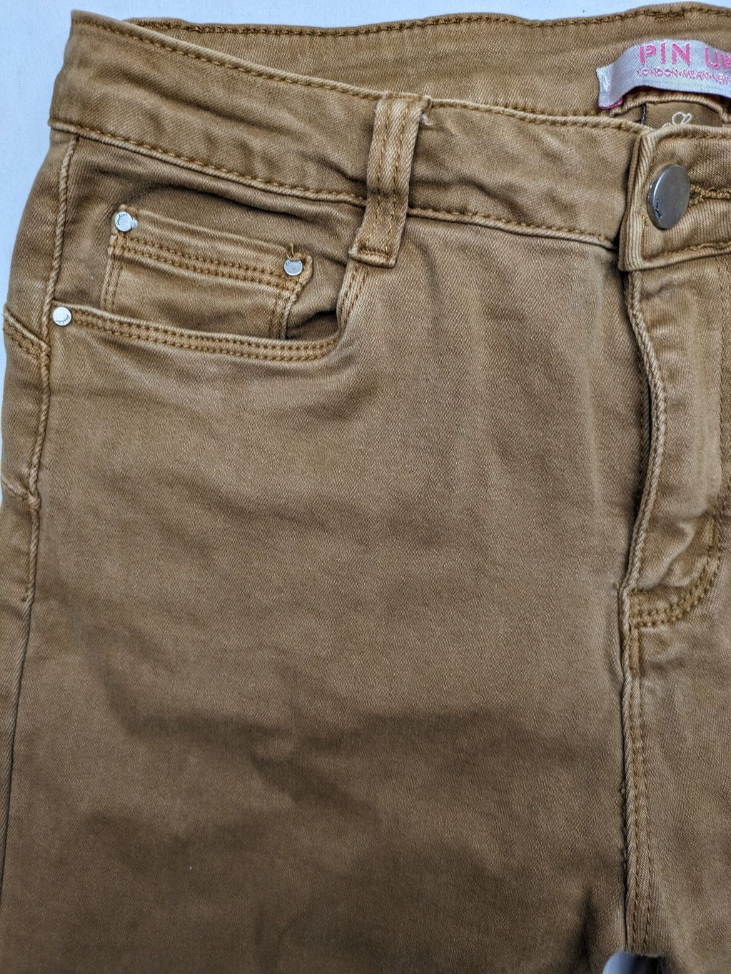 Pin Up khaki skinny jeans classic 5-pocket design with zipper and button closure