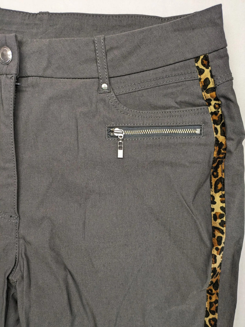 Elegante multi pants grey leopard print side stripes, stretchy material with pockets.