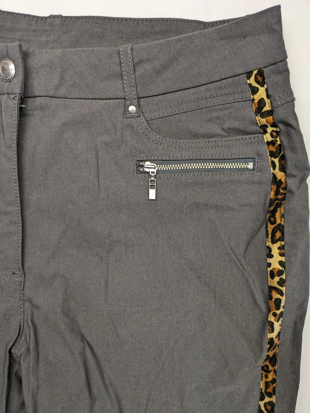 Elegante multi pants grey leopard print side stripes, stretchy material with pockets.