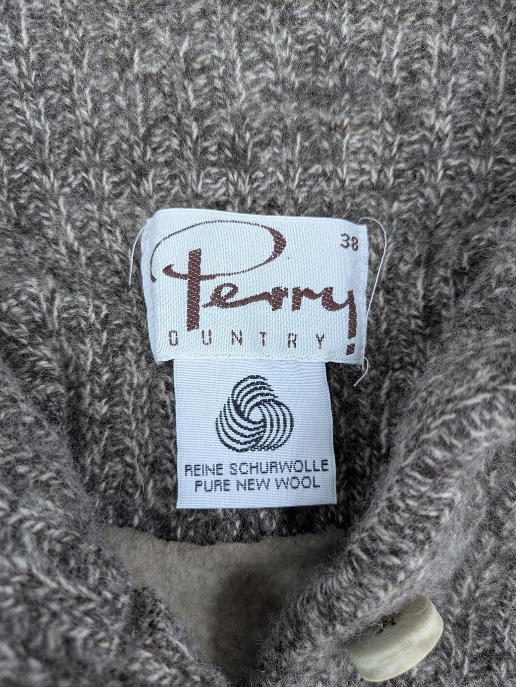 Perry Country beige Trachtenpullover 100% Schurwolle mit Edelweiß-Stickerei und Knebelverschlüssen.