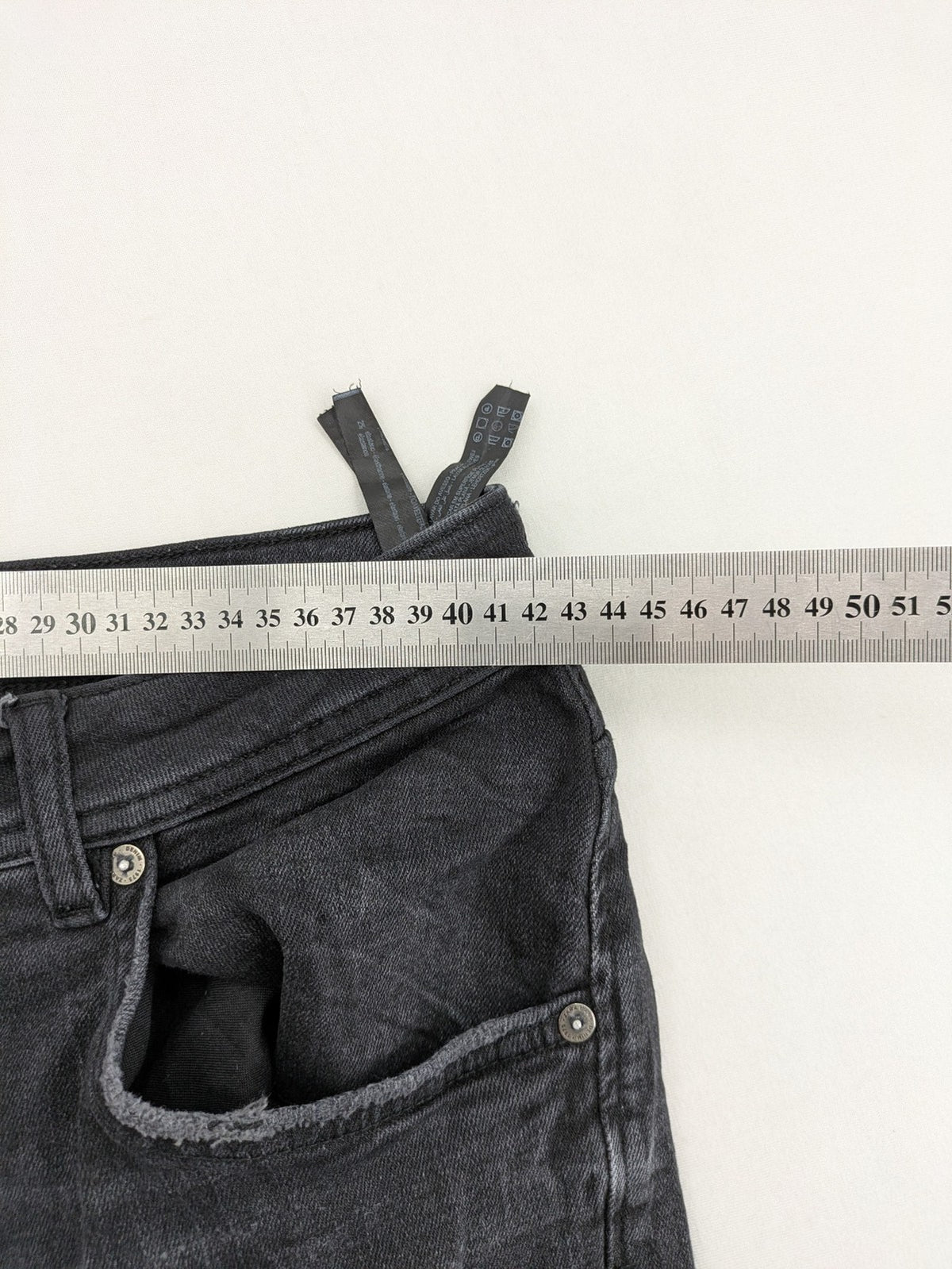 Zara slim fit jeans grey washed with distressed details and frayed hem.