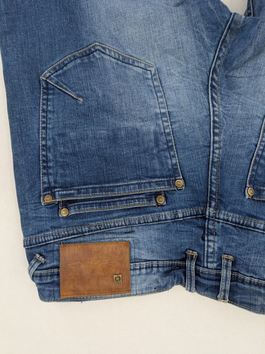 Tom Tompson blue straight jeans with classic 5-pocket style and subtle used effects.