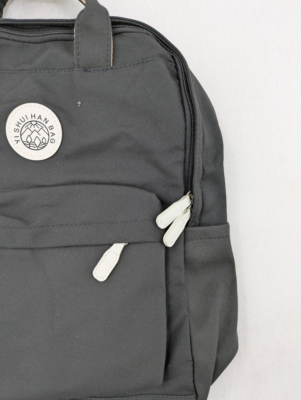 Yishuihan grey messenger bag with multiple pockets and contrast detailing.