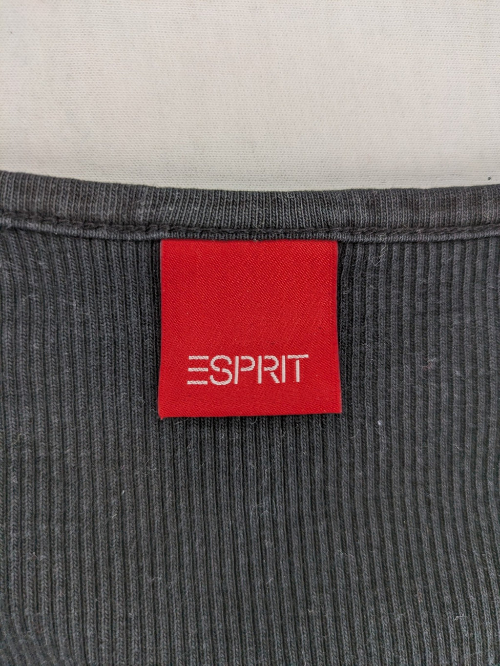 Esprit grey tank top with ruffled details and V-neck, made of soft ribbed cotton.