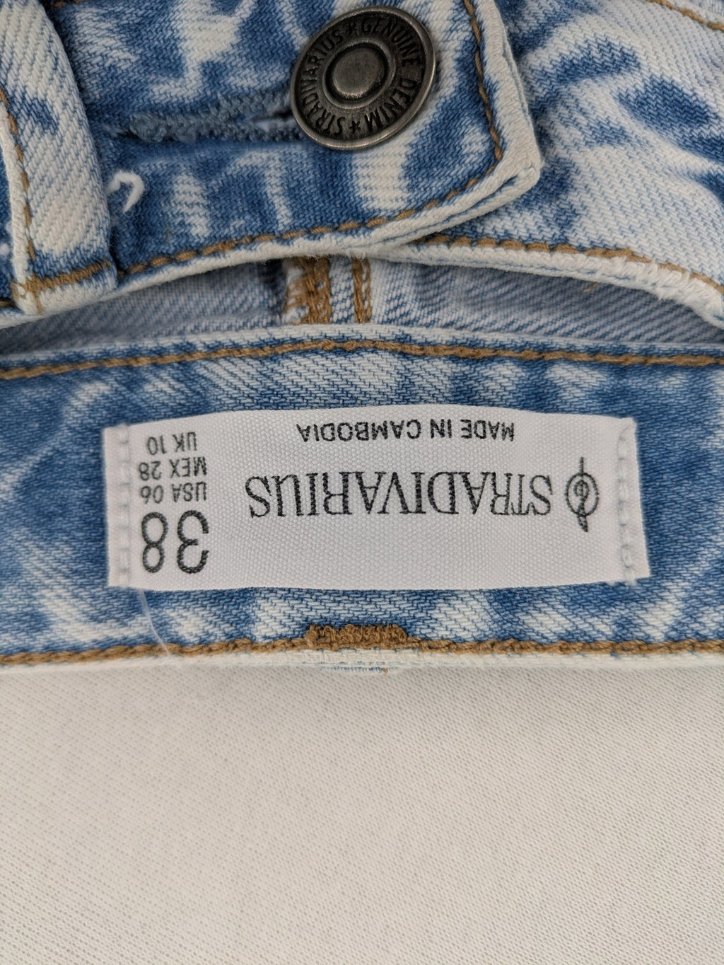 Stradivarius blue high waist flare jeans with acid wash and classic five-pocket design.