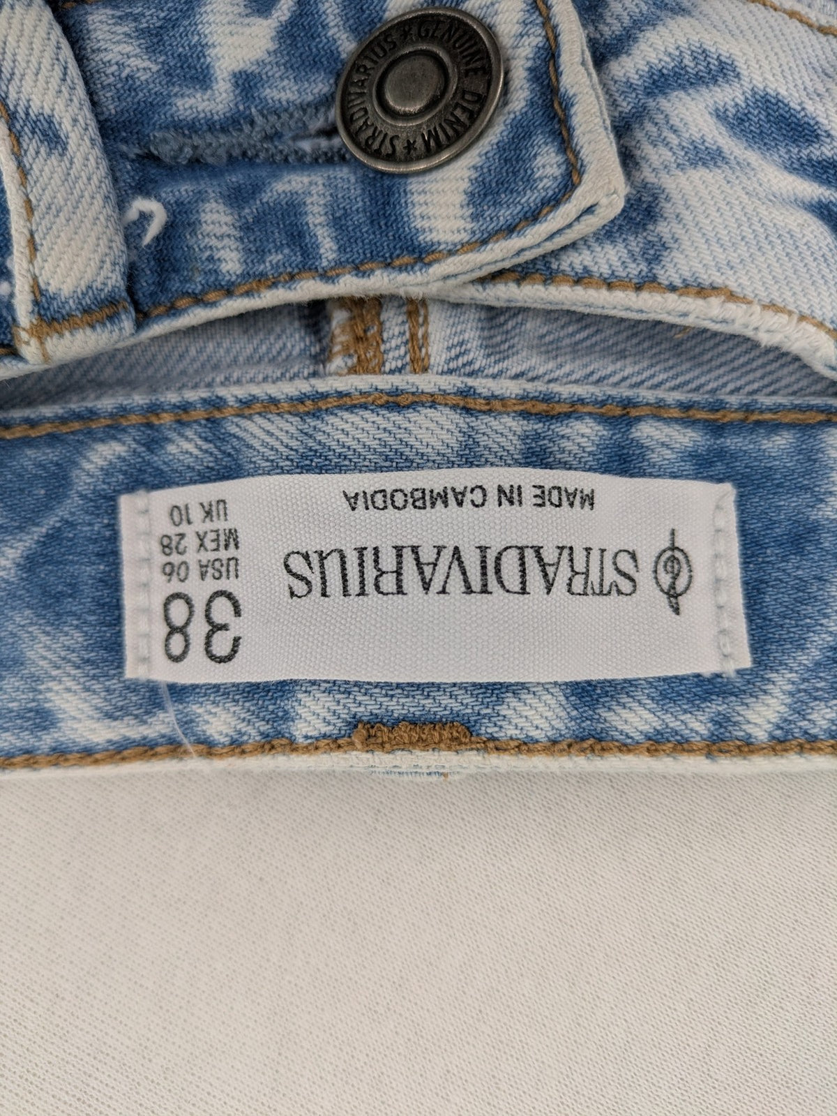 Stradivarius blue high waist flare jeans with acid wash and classic five-pocket design.