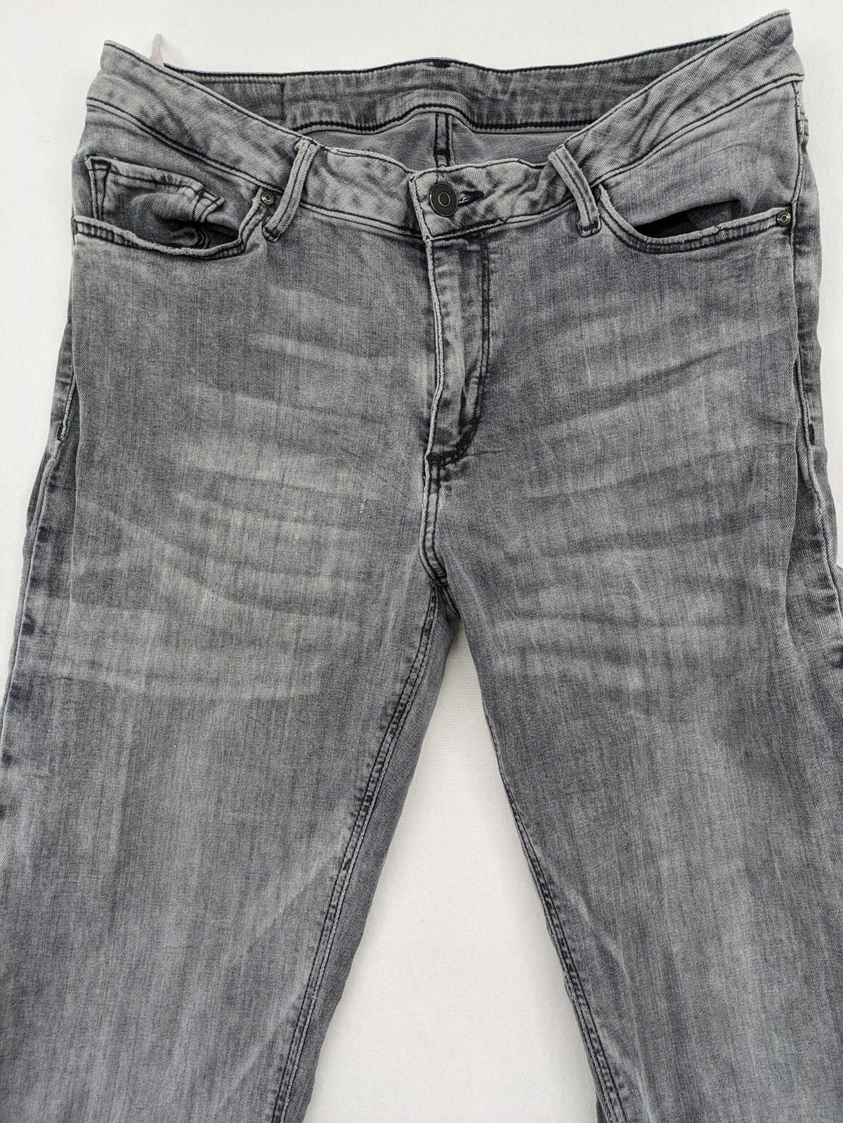 Cross Jeans grey straight jeans slim fit with classic 5-pocket design and used look.