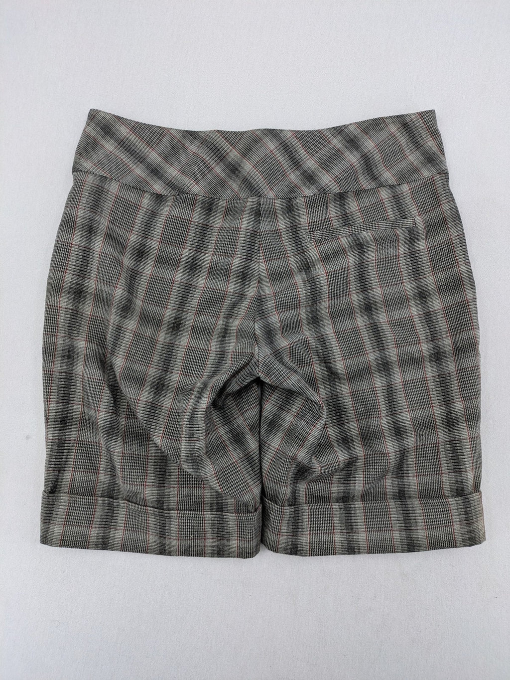 Lindex grey checkered bermuda shorts with red accents, high waist, decorative button detail.