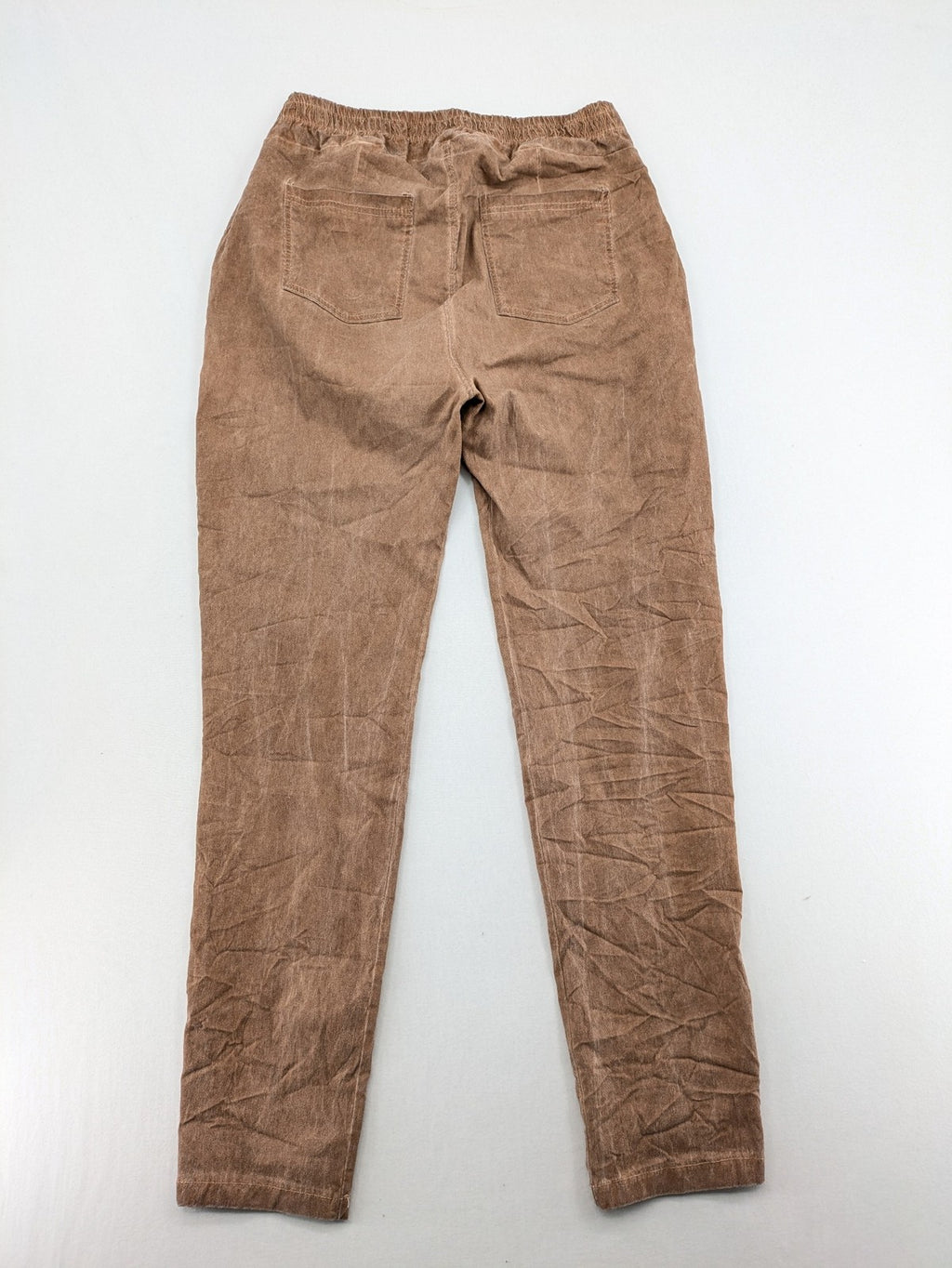TREDY brown high-waist pants with decorative button placket and elastic waistband, soft knit texture.
