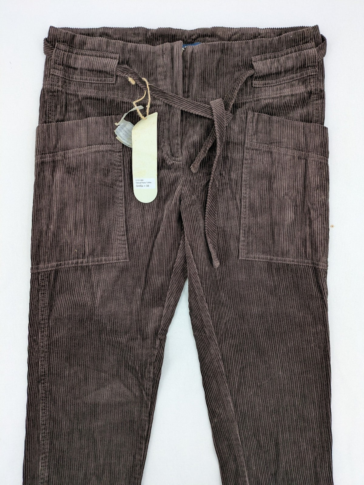 Alma & Lovis cream cord pants high-waist with matching belt and front pockets.