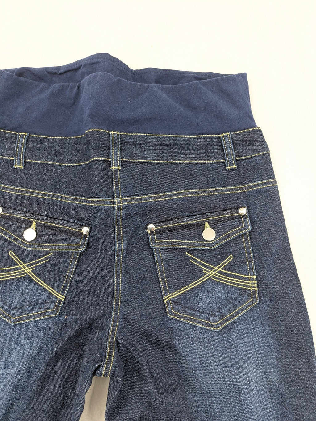 Damen blue bootcut maternity jeans with over-the-belly elastic waistband and classic wash.