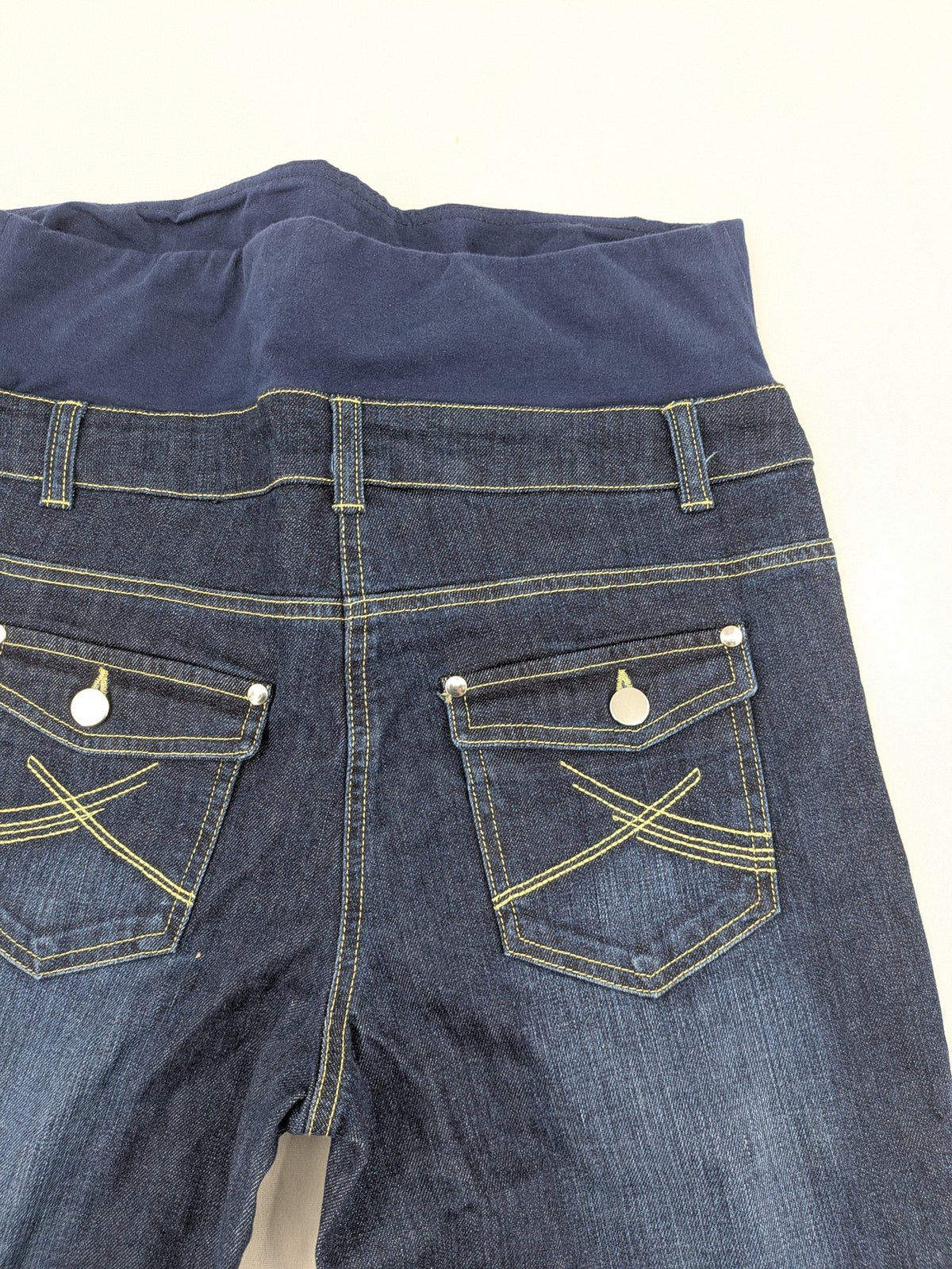 Damen blue bootcut maternity jeans with over-the-belly elastic waistband and classic wash.