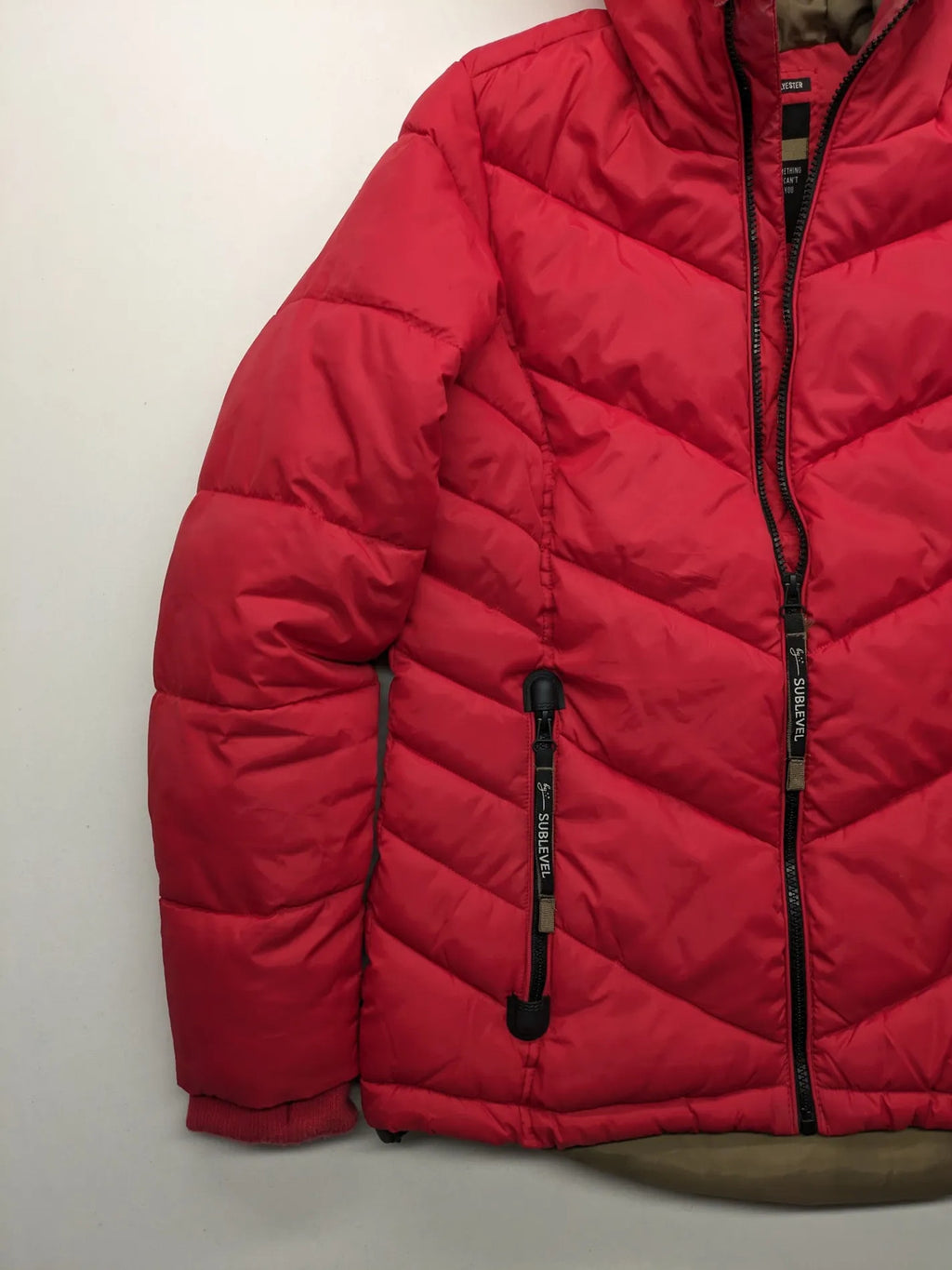 Sublevel red puffer jacket size S, chevron quilted pattern, adjustable hood, recycled polyester lining.