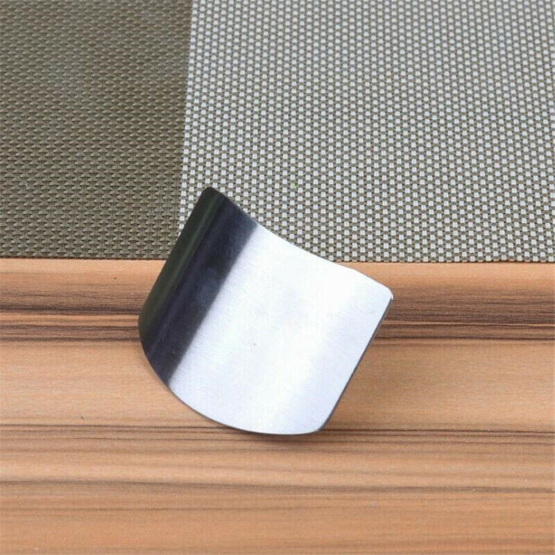 Edelstahl cutting aid silver with open ring design for finger protection while slicing.