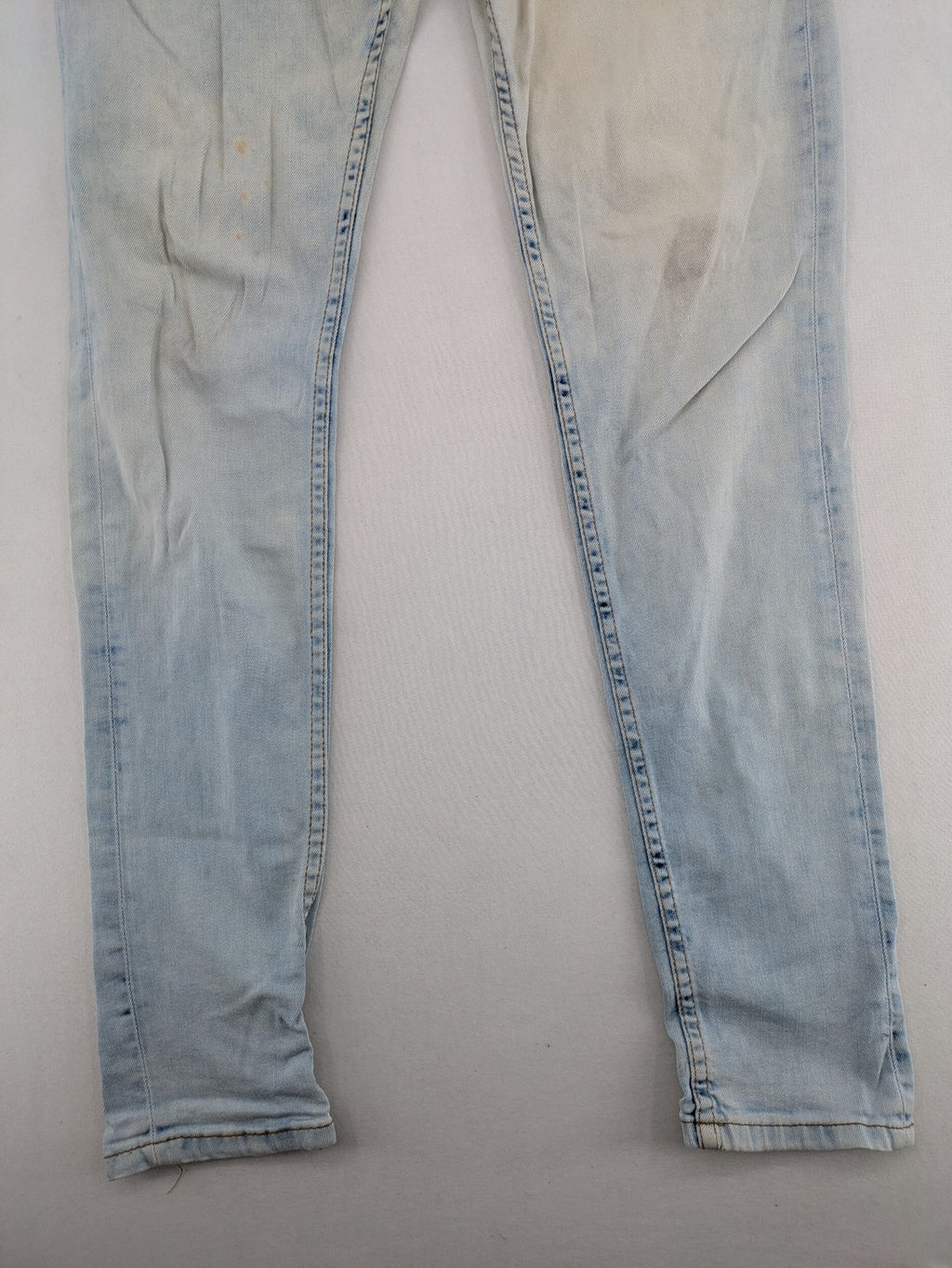 Zara Man blue skinny jeans with acid wash and classic five-pocket design.