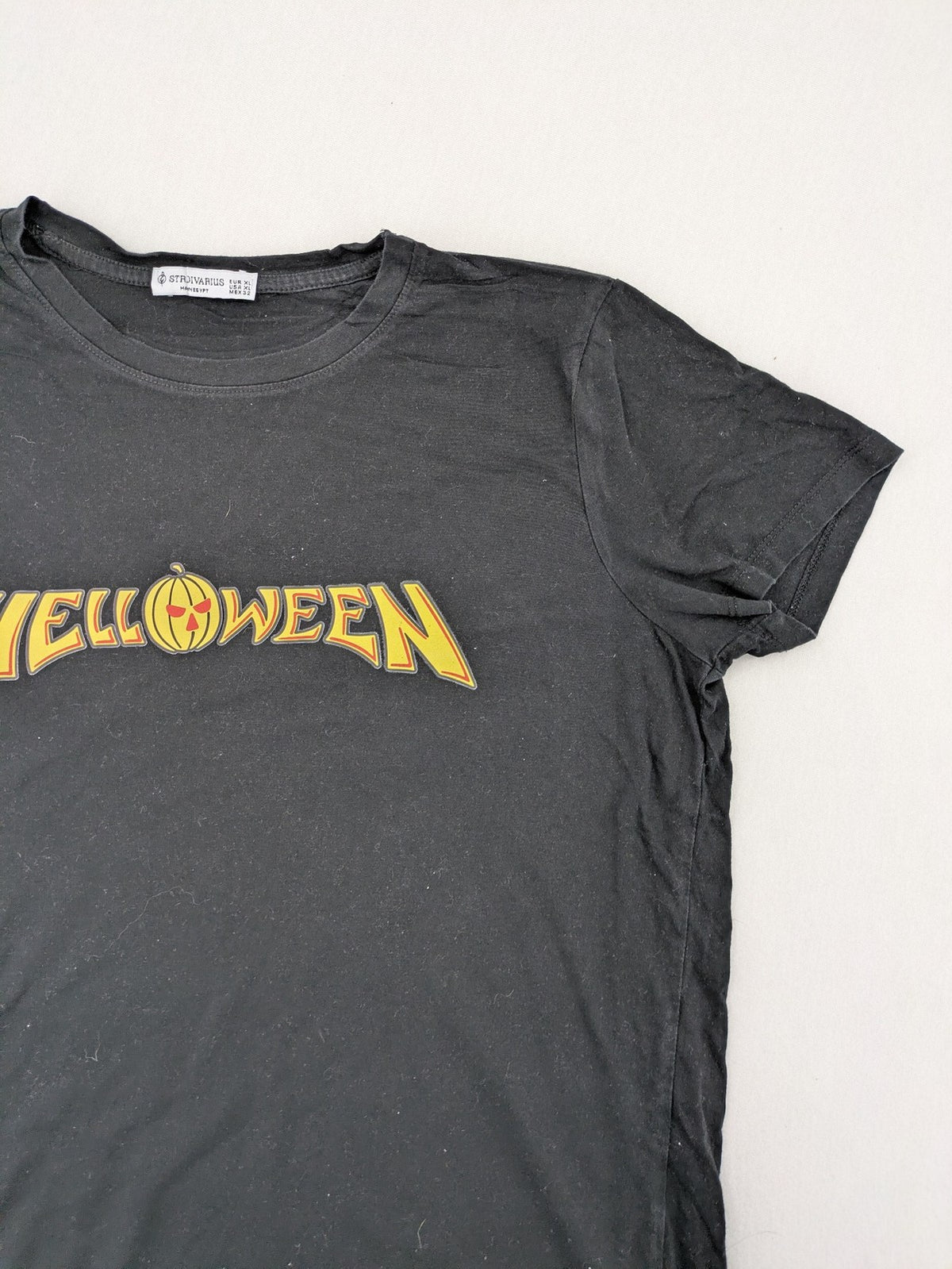 Stradivarius grey Helloween band t-shirt with pumpkin graphic and logo, size XL.