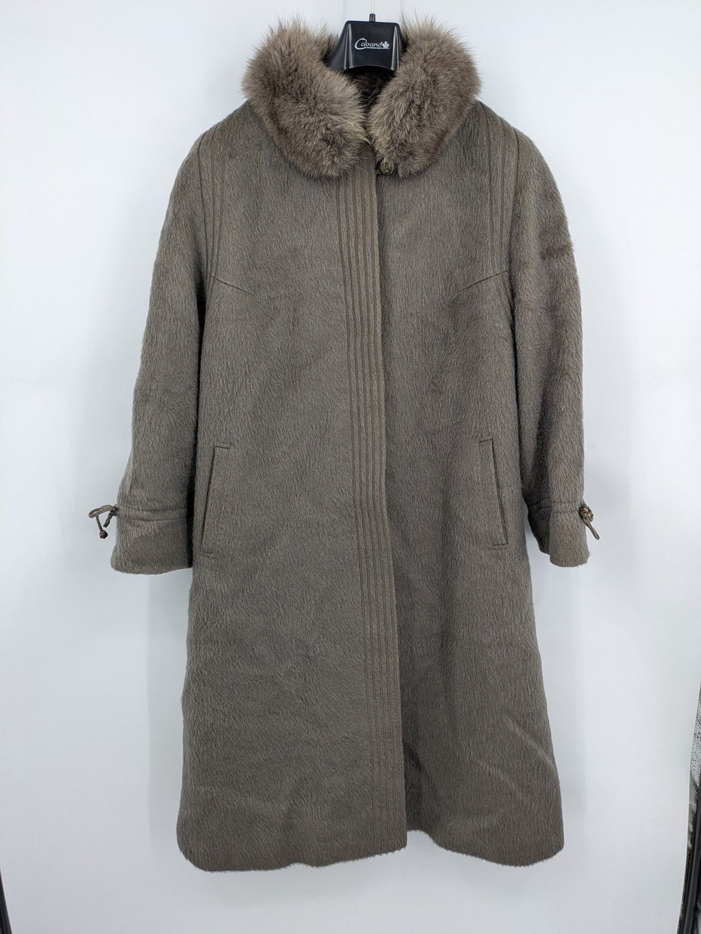 Lama brown vintage coat with fur collar, textured llama-mohair blend, elegant silhouette.