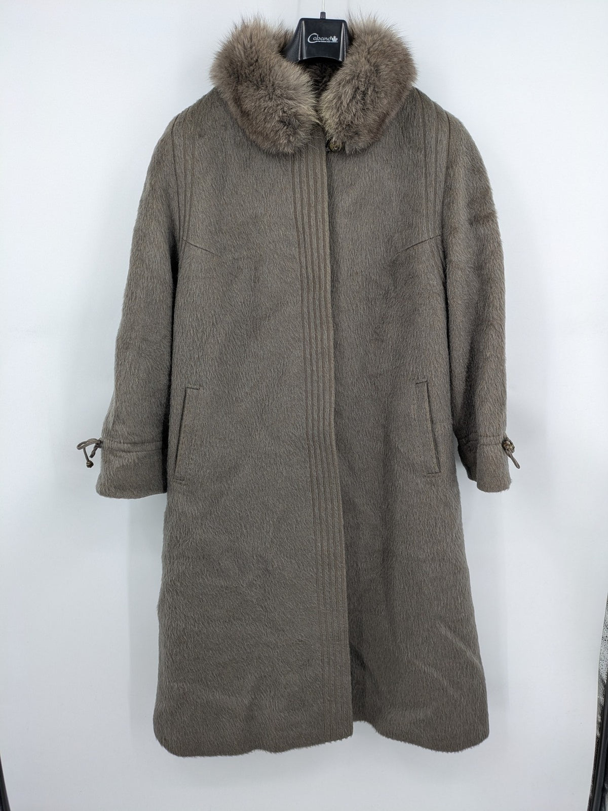 Lama brown vintage coat with fur collar, textured llama-mohair blend, elegant silhouette.