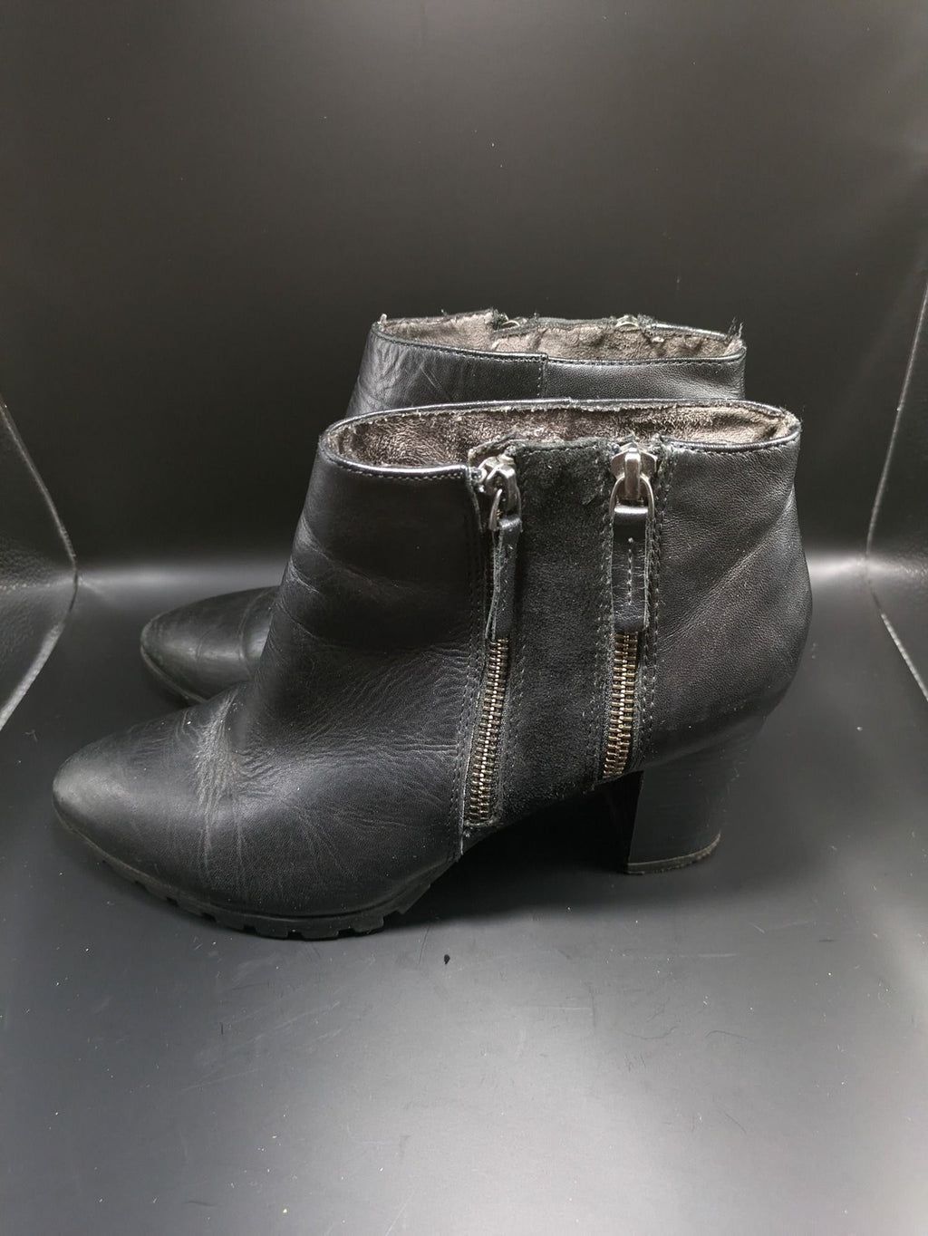 Tamaris black leather ankle boots with block heels and side zippers, size 39.