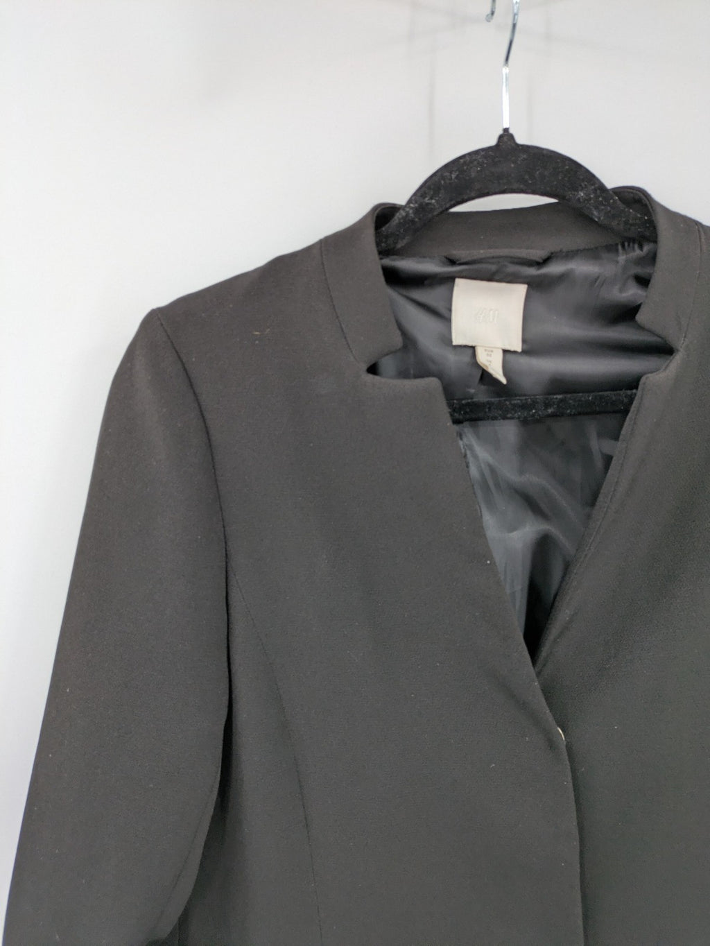 H&M pink long blazer kragenlos design with open front and two front pockets.