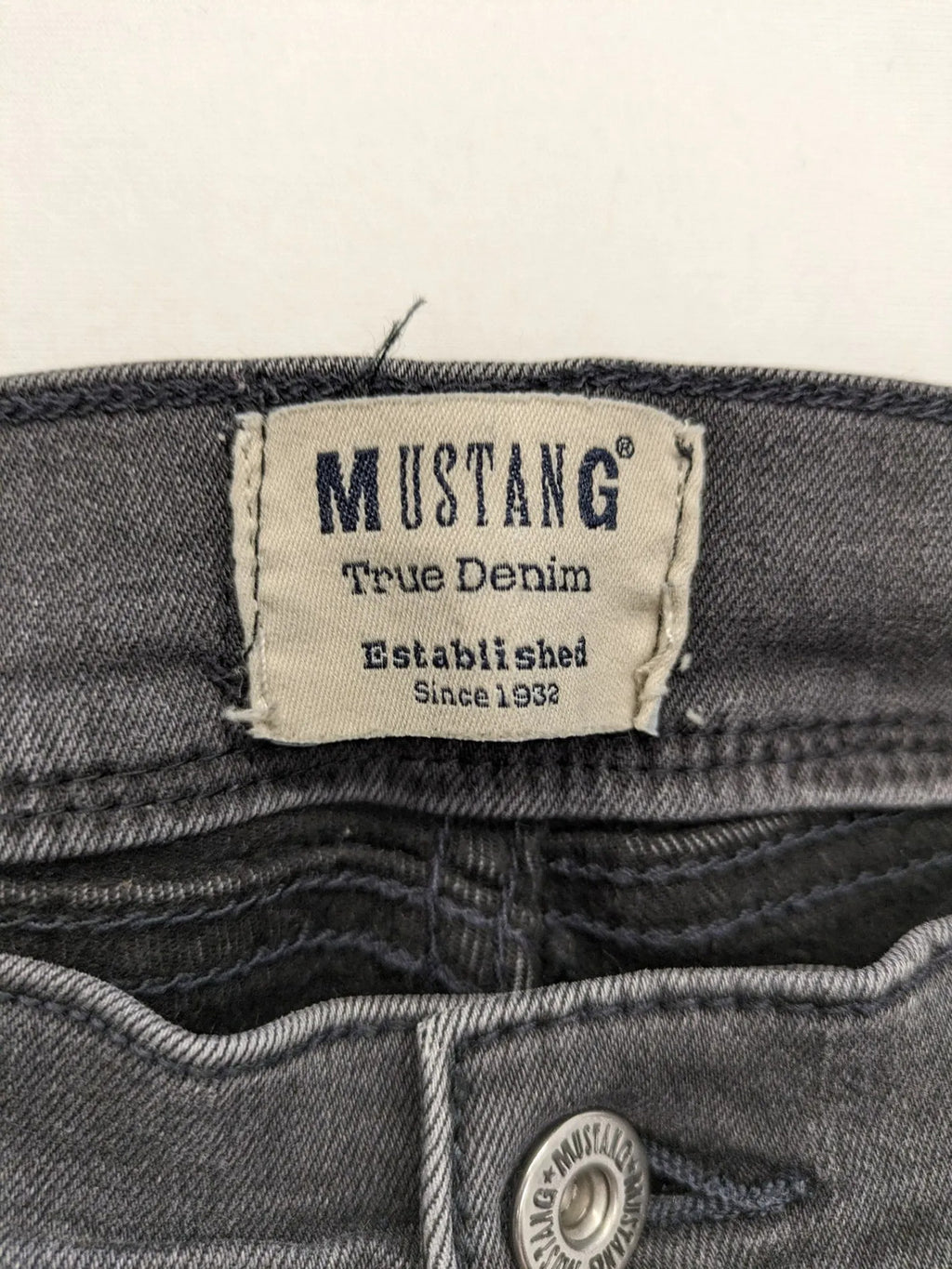 Mustang straight jeans grey washed look with classic 5-pocket design and zipper.